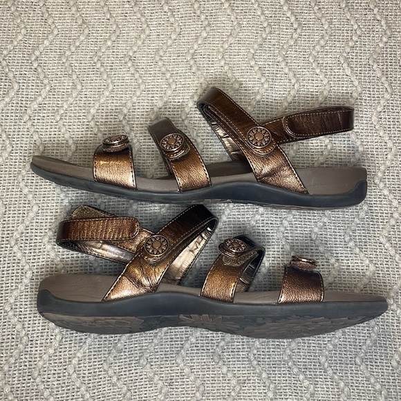 🎉HP🎉 Vionic Orthaheel Cathy Triple Strap Bronze Sandals - Picture 4 of 10